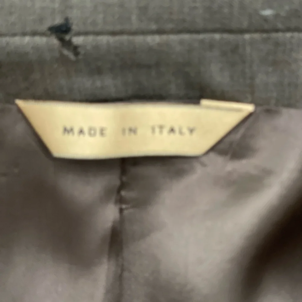 Donna Karen Signature men’s 100% wool suit made in Italy. Long and olive color